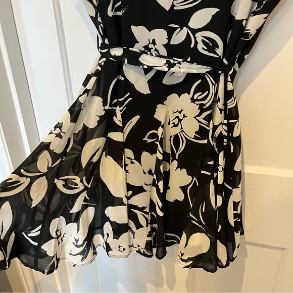 Dynamite Leina Dress - Picture 6 of 11